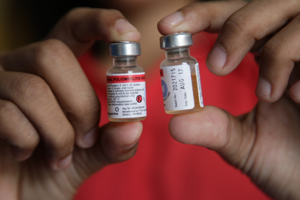 Indonesian Consumer Protection Foundation (YLKI) on Monday (27/06) urged the Indonesian public to file a class action suit against the Health Ministry and the Food and Drug Monitoring Agency (BPOM) for failing to prevent the distribution of fake vaccines.
(Antara Photo/Jojon)