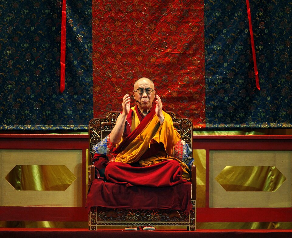 The Dalai Lama arrived in India's northeastern state of Assam on Saturday (01/04) ahead of a visit to neighboring Arunachal Pradesh, a region run by New Delhi but claimed by Beijing.  (Reuters Photo/Nicky Loh)