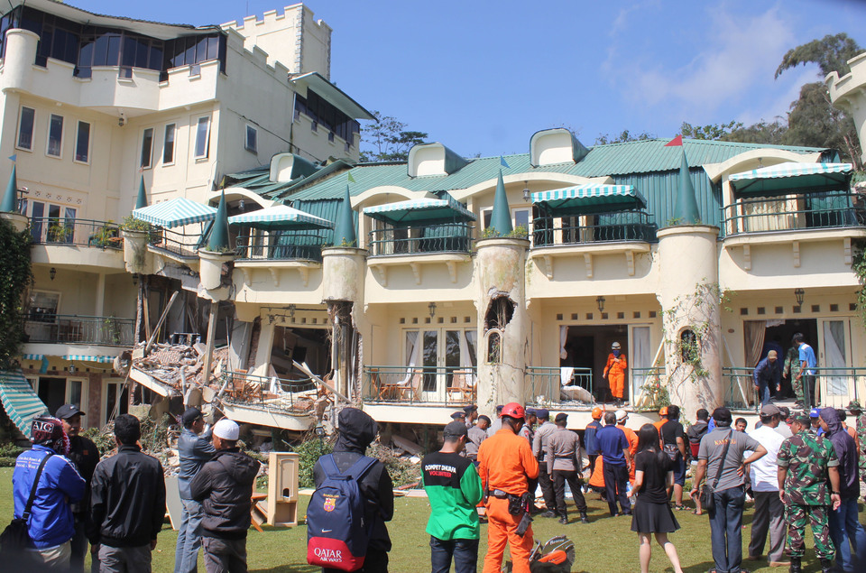 Rescue workers seen at at the resort on Wednesday. (Antara Photo/Firman Taqur) 