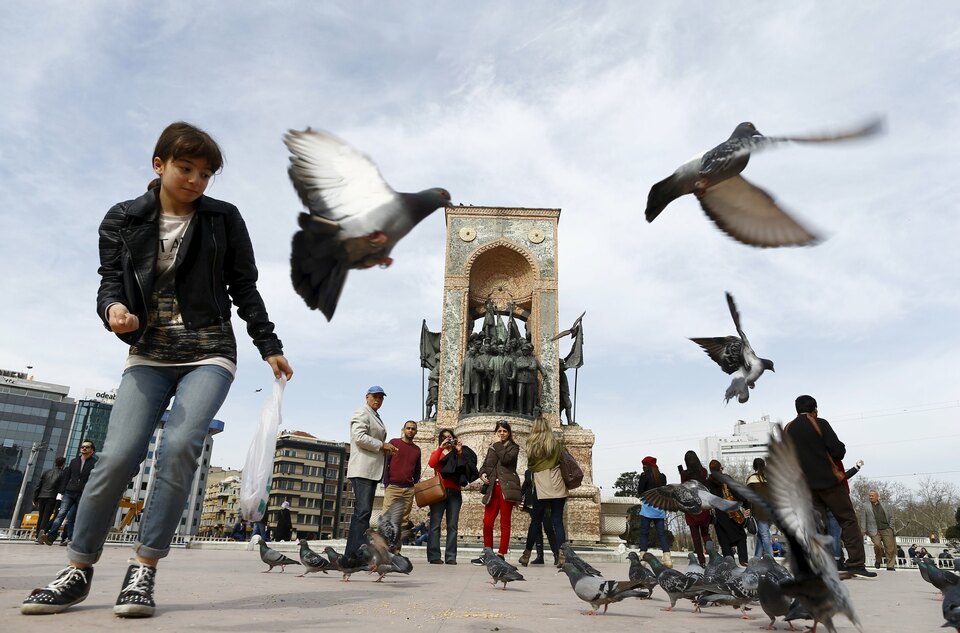 Local and foreign tourists stroll at Taksim square in central Istanbul, Turkey March 22, 2016. Picture taken March 22, 2016. (Reuters Photo/Osman Orsal)