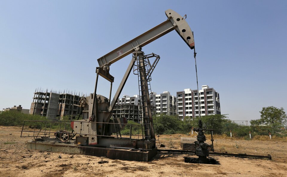 An Oil and Natural Gas Corp's (ONGC) well is pictured in an oil field on the outskirts of the western city of Ahmedabad, India, March 16, 2016. (Reuters Photo/Amit Dave)