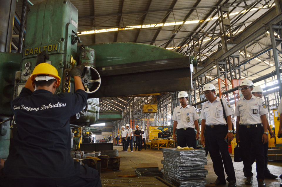 A worker operates  machinery at national rail operator Kereta Api Indonesia's train factory in Madiun, East Java. In March, Indonesian manufacturing activity finally showed some improvement after an 18-month slump. (Antara Photo/Siswowidodo)