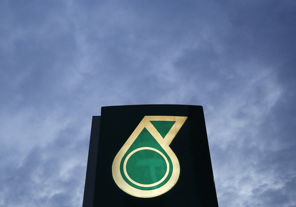 Malaysian state oil firm Petronas is looking to buy a stake in Indian Oil Corp's Ennore liquefied natural gas (LNG) import terminal, the Indian firm's chairman said on Wednesday (16/08). (Reuters Photo/Olivia Harris)
