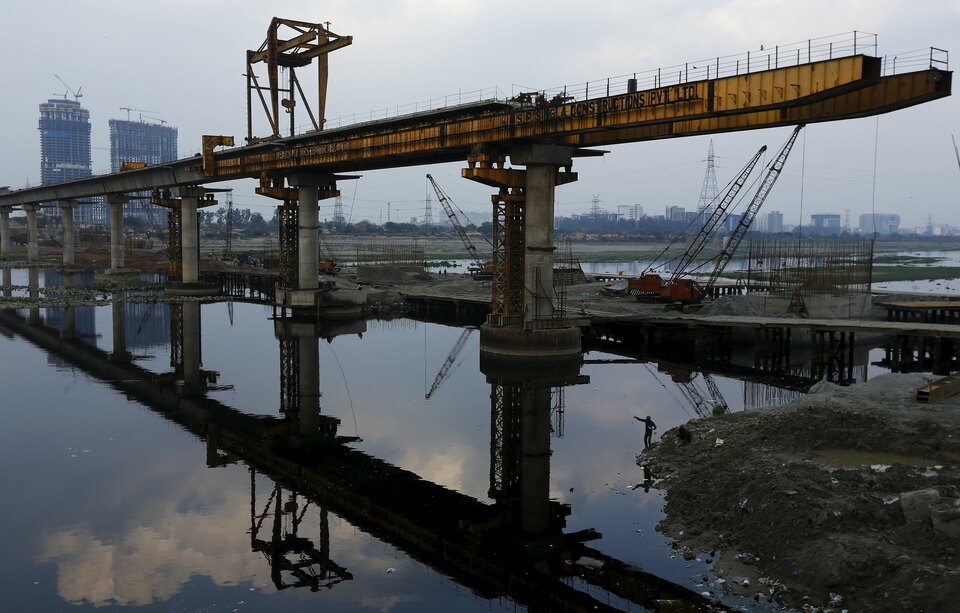 India will accelerate its building of new hydropower plants along three rivers that flow into Pakistan, a source familiar with the plan said on Monday (26/09), in a move likely to aggravate already tense relations with its neighbor a week after an attack on an Indian army base.  (Reuters Photo/Adnan Abidi)