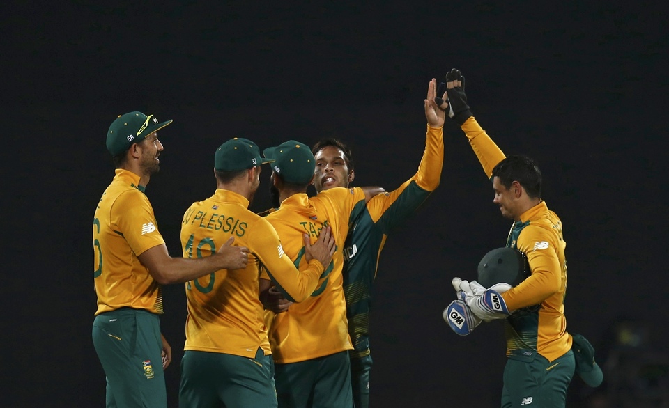 South Africa's Farhaan Behardien (2nd R) celebrates with his teammates after taking the wicket of Sri Lanka's Tillakaratne Dilshan. (Reuters Photo/Adnan Abidi)