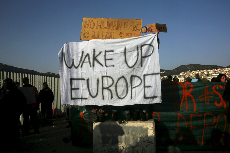 Activists hold banners as they protest against the return of migrants to Turkey, at the port of Mytilene on the Greek island of Lesbos, April 4, 2016. (Reuters Photo/Giorgos Moutafis)