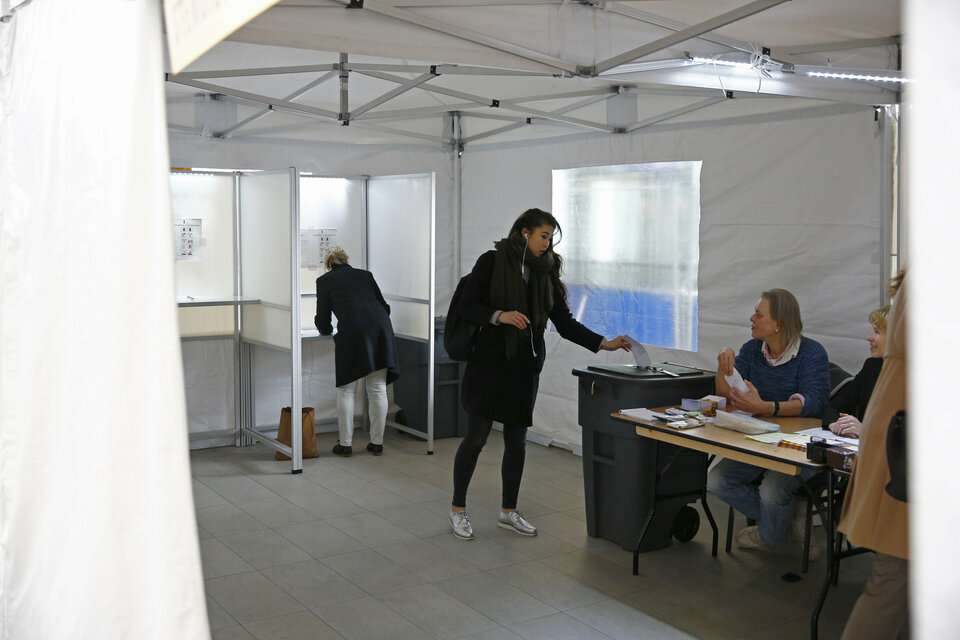 People cast their vote for the consultative referendum on the association between Ukraine and the European Union in a makeshift polling booth at the Central train station in Utrecht, the Netherlands, April 6, 2016. (Reuters Photo/Michael Kooren)