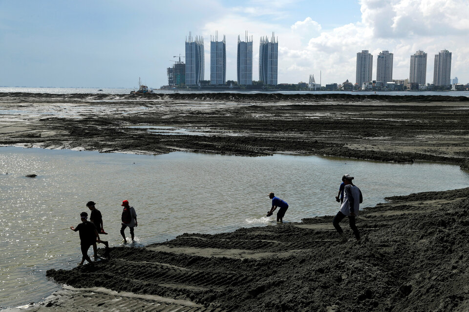 Antigraft investigators are pressing ahead with a probe into corruption surrounding proposed bylaws for a reclamation project in North Jakarta. (Reuters Photo/Beawiharta)