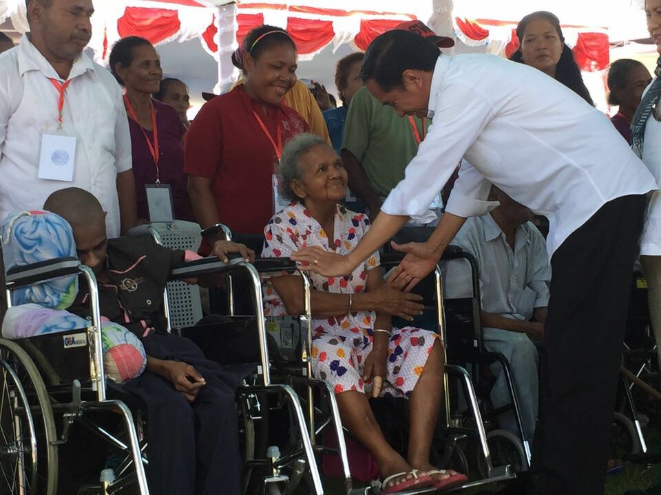 President Joko 'Jokowi' Widodo greets a disabled woman in Manokwari, West Papua, in April 2018. (Photo courtesy of the State Palace)