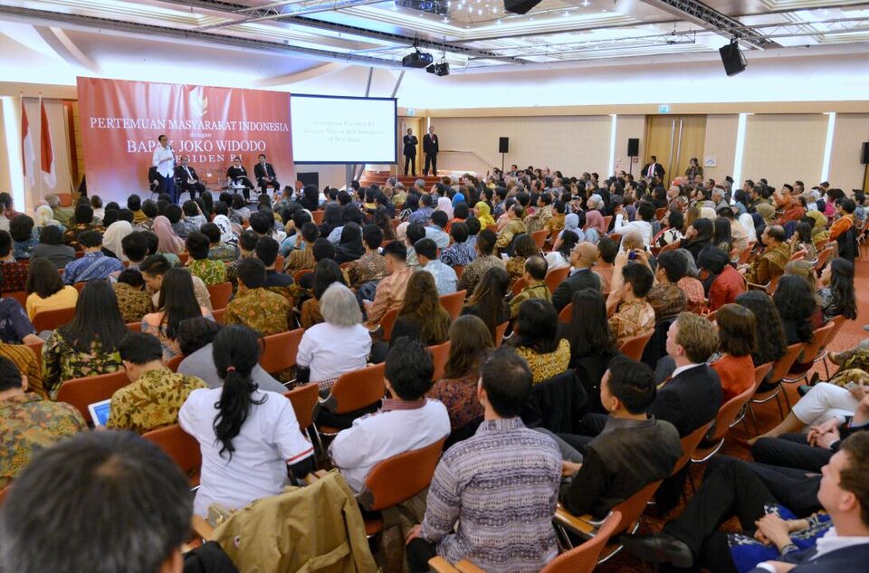 President Joko Widodo in an audience with Indonesian citizens in Den Haag, the Netherlands, Thursday (21/04). (State Palace Press Photo/Laily)