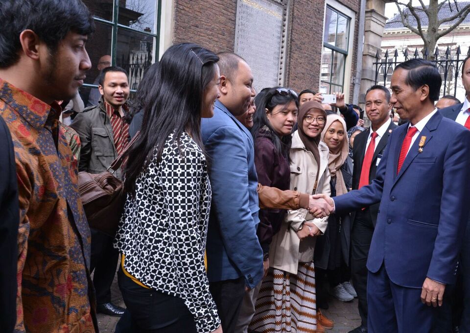President Joko Widodo meets with Indonesian students at Leiden University in The Hague on Friday (22/04), before his return to Indonesia. (State Palace Press Photo/Laily)