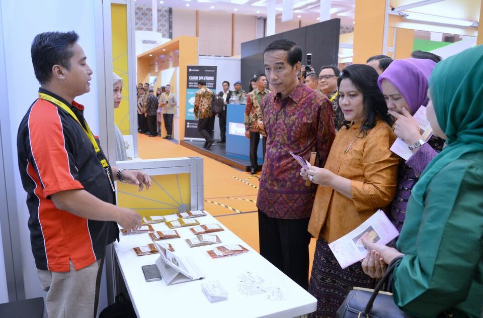 President Joko Widodo and First Lady Iriana Widodo inspect an e-commerce exhibition in ICE BSD, Tangerang, Banten, on Wednesday (27/04). Joko has called on Indonesian e-commerce players to be prepared for global competition, as he wants to see the nation move faster in closing the digital gap. (State Palace Press Photo/Laily)