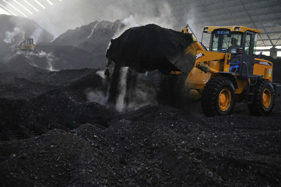 Indonesia has increased its 2018 coal production target to around 507 million metric tons from a previous target of 485 million tons, the Energy Ministry said on Wednesday (26/09. (Antara Photo/Puspa Perwitasari)