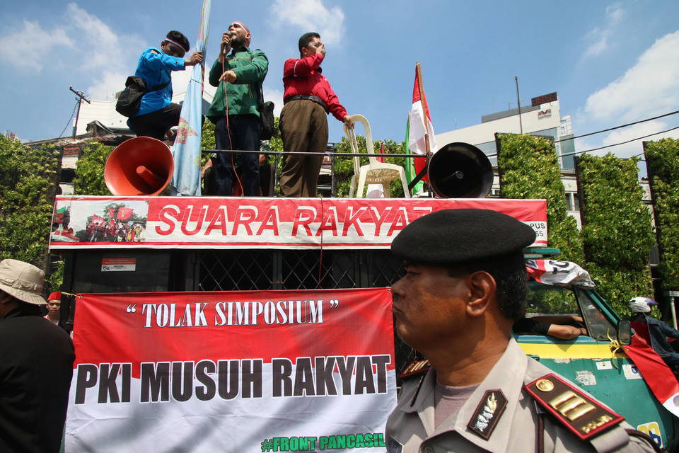 'Front Pancasila' activists protest against a national symposium on the 1965-66 massacre held in Jakarta on Monday (18/04). (Antara Photo/Rivan Awal Lingga)