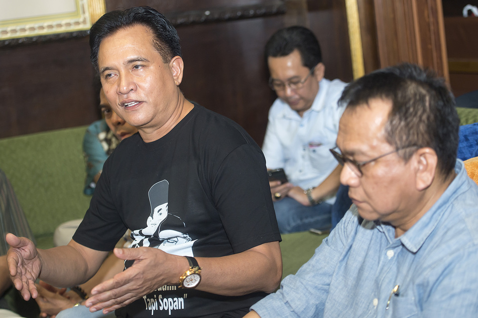 Yusril Ihza Mahendra, left, has praised President Joko 'Jokowi' Widodo for not intervening in the legal process involving blasphemy allegations against Jakarta Governor Basuki 'Ahok' Tjahaja Purnama.  (Antara Photo/Widodo S. Jusuf)
