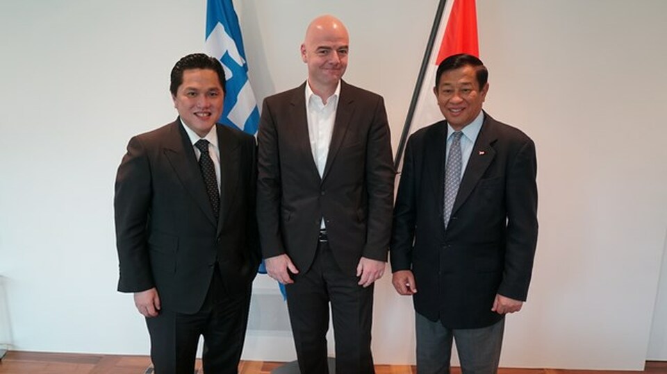  Indonesian Football Association (PSSI) reform committee chairman Agum Gumelar, right, met with FIFA president Gianni Infantino, center, at the world football governing body's headquarters in Zürich on Tuesday (26/04) to request the lifting of the national association's suspension, which was imposed last year. (Photo courtesy of FIFA.com)