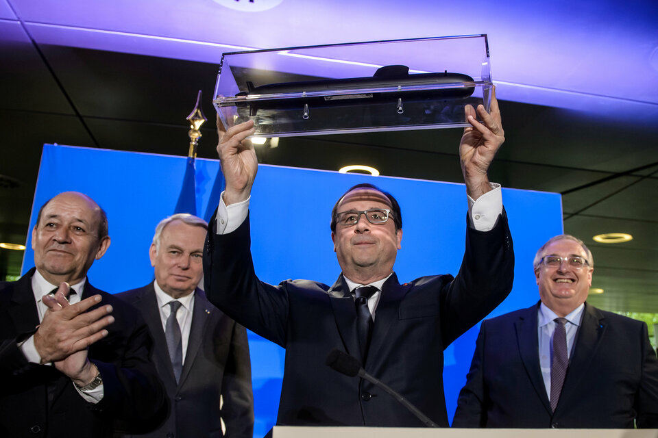 French President Francois Hollande poses holding a submarine scale model besides naval shipbuilder DCNS CEO Herve Guillou (R), Defense Minister Jean-Yves Le Drian (L) and Foreign Minister Jean-Marc Ayrault (2ndL) during a visit at the DCNS heaquarters in Paris, France, April 26, 2016 after they won the deal to build a fleet of 12 submarines for Australia.    (Reuters Photo/Christophe Petit-Tesson)