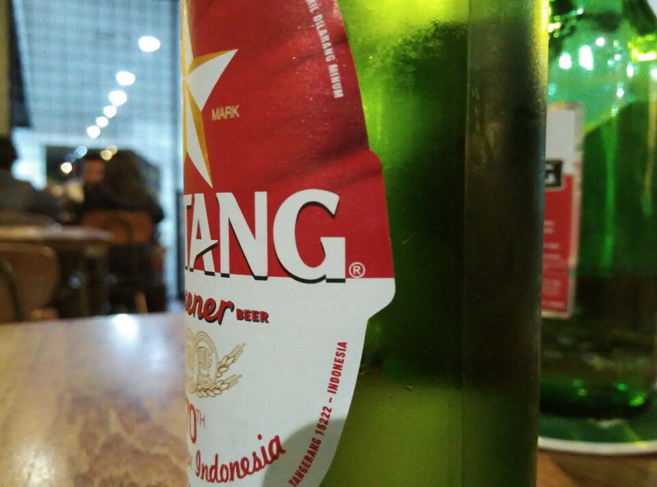 Beer at FX Plaza, Jakarta August 05, 2015. At July 23 3015, import duties on alcoholic drinks are set at 150 percent of their market price, higher than under previous arrangements. The new regulation also targets beverages with alcohol content of between 15 and 25 percent, such as wine. However, import duties for wine are set at a lower rate of 90 percent of market price. JG Photo/Afriadi Hikmal