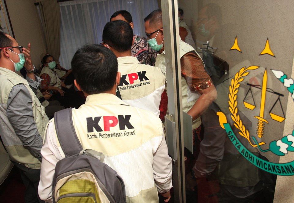 KPK investigators raid the Jakarta Attorney General's Office last year. (Antara Photo/Reno Esnir)