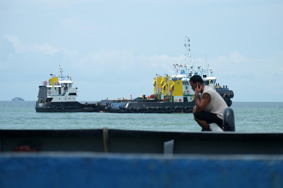 A tugboat similar to the one just released by the Abu Sayyaf rebels in southern Philippines drops anchor in Tarakan, North Kalimantan. Many of these coal-carriers have refused to operate since the militant rebels hijacked two of them and took their crews hostage on March 26. (Antara Photo/Fadlansyah)