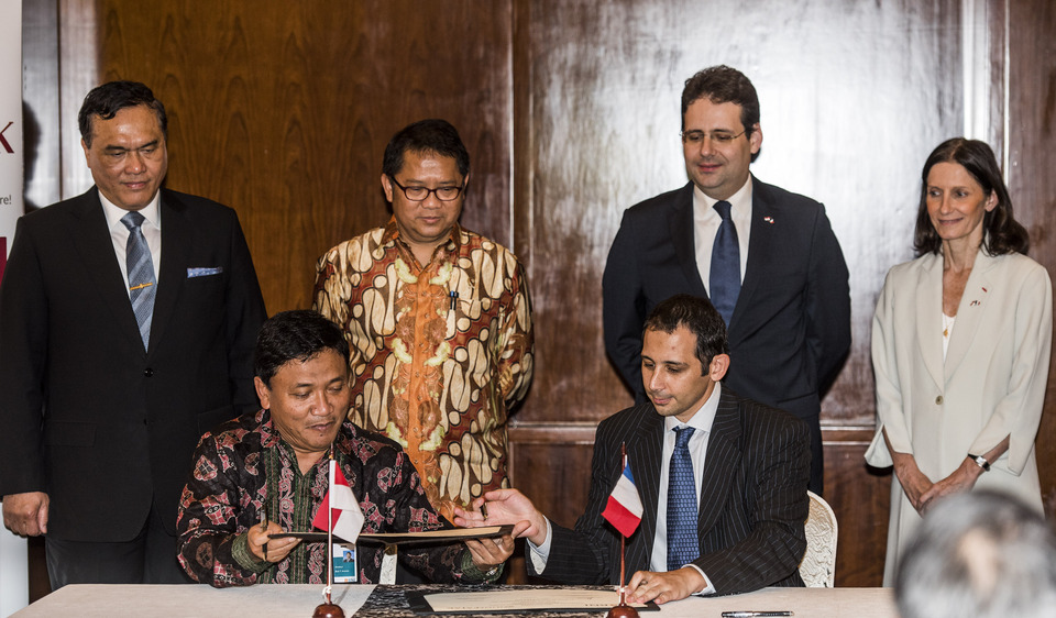 BNI's Bob T. Ananta, sitting left, and OnlinePajak founder and director Charles Guinot, sitting right, signed an MoU on Wednesday (06/04). (Antara Photo/M. Agung Rajasa)