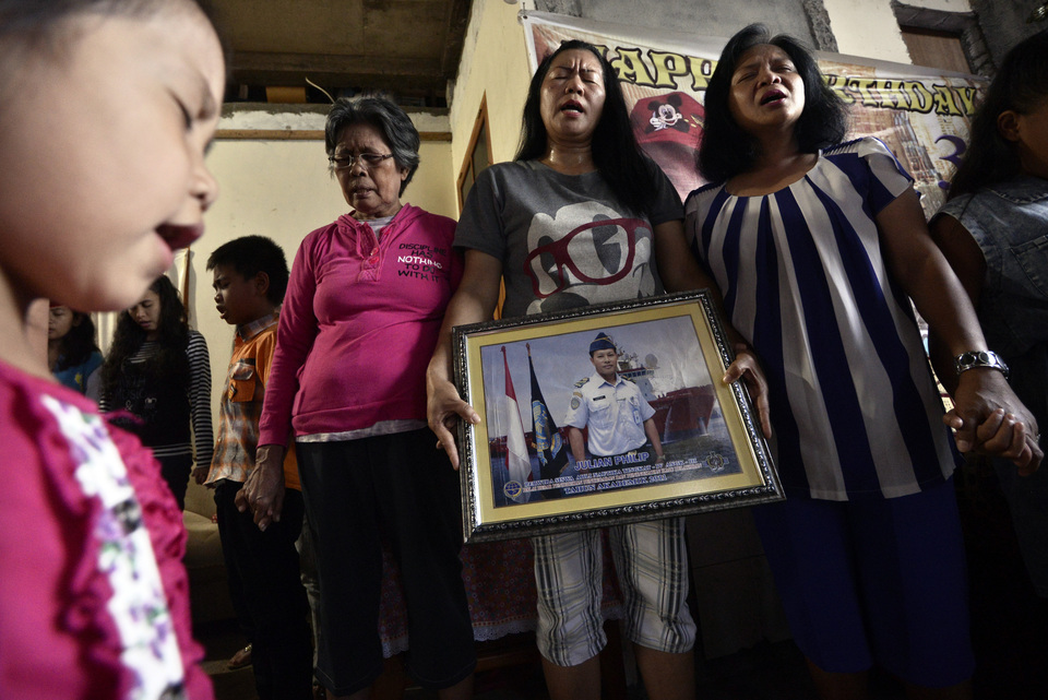 Relatives of Julian Philip, who was abducted by the Abu Sayyaf terrorist group. Vice President Jusuf Kalla has confirmed that there are continuing efforts by both his government and that of the Philippines to release the 14 Indonesian hostages. (Antara Photo/Adwit B Pramono)