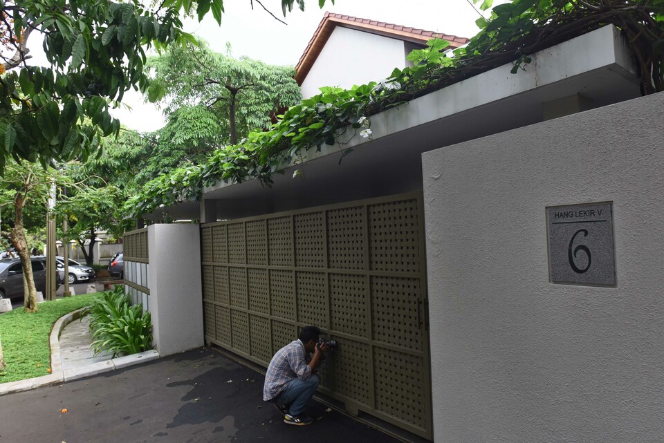 The home of Supreme Court secretary general Nurhadi in the elite suburb of Kebayoran Baru in South Jakarta where the Corruption Eradication Commission (KPK) confiscated a total of Rp 1.7 billion ($127,500)  in six different currencies.
(Antara Photo/Wahyu Putro A.)
