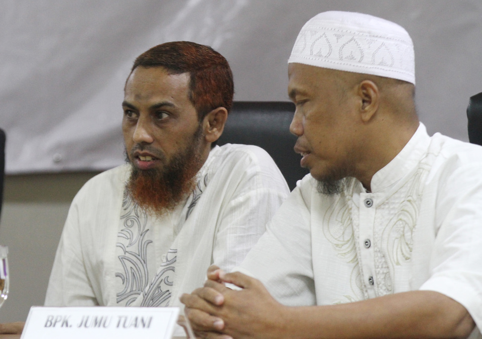 Umar Patek (left) in a deradicalization seminar in Surabaya. The high-profile terror convict said he's willing to help the Indonesian government release 10 Indonesian ship crews currently being held hostage by the Abu Sayyaf militant group in the southern Philippines. (Antara Photo/Ari Bowo Sucipto)