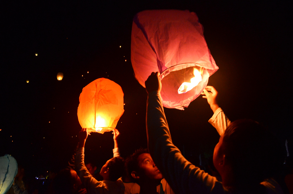 Residents release floating lanterns during the Five-Thousand Lantern Festival in commemoration of Kartini Day at Bandengan Beach in Jepara, Central Java, on Wednesday night (20/04). (Antara Photo/Yusuf Nugroho)