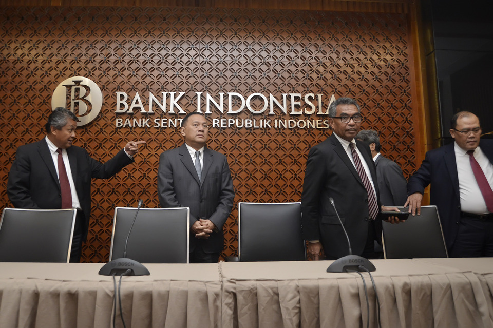 A new chat group on the instant messaging phone application WhatsApp is helping Indonesia's central bank improve its reputation for managing market expectations, something it has struggled with in the past. (Antara Photo/Yudhi Mahatma)