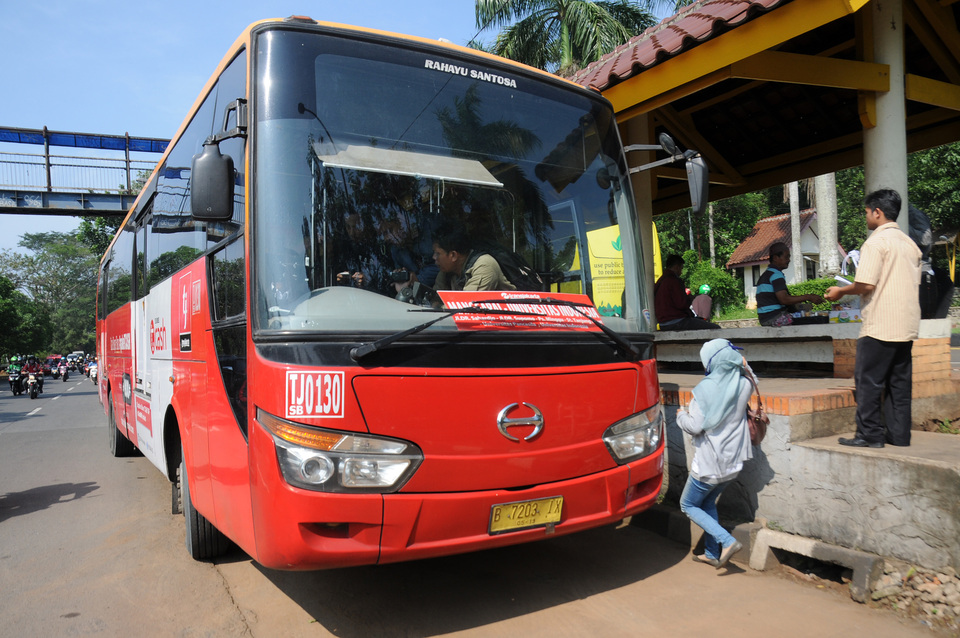 Passengers boarding a TransJakarta bus in Srengseng Sawah, South Jakarta, on Monday (25/04). TransJakarta opened new routes to Bekasi and Depok on Monday to reduce the number of private cars on Jakarta's roads. (Antara Photo/Indrianto Eko Suwarso)