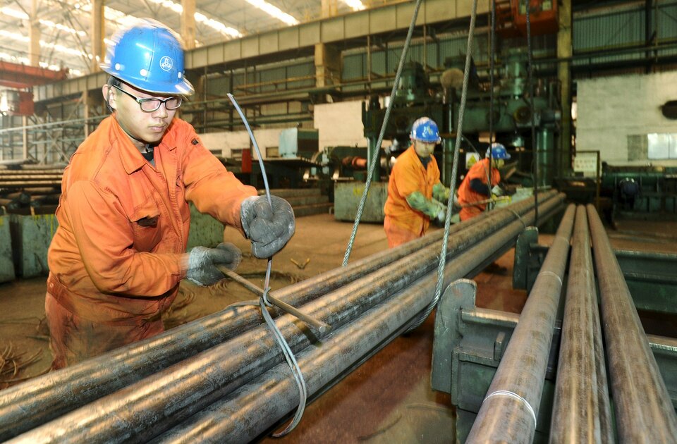 Employees work at a factory of Dongbei Special Steel Group in Dalian, Liaoning province. (Reuters Photo/China Daily)