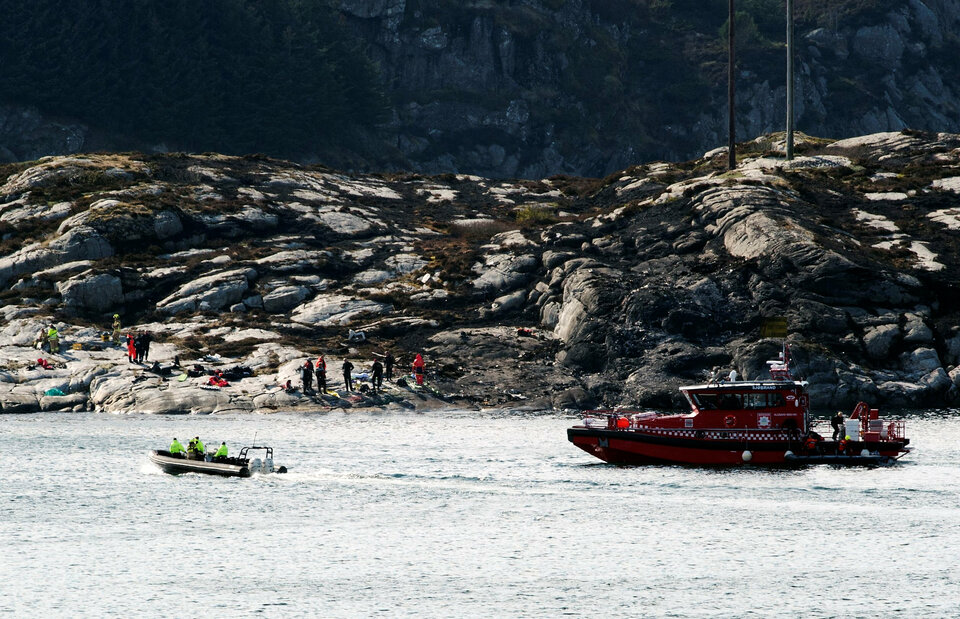 Rescuers work at a site where a helicopter has crashed west of the Norwegian city of Bergen April 29, 2016.  (Reuters Photo/NTB Scanpix)