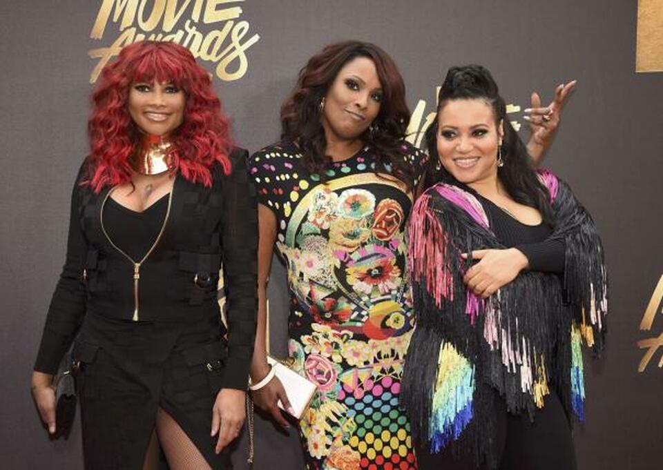 Salt (R) and Peppa, with DJ Spinderella (C), arrive at the 2016 MTV Movie Awards in Burbank, California, Apr. 9, 2016. (Reuters Photo/Phil McCarten)