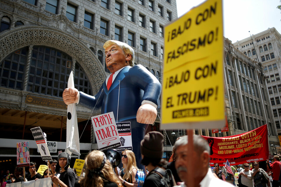 People march with an inflatable effigy of Republican presidential candidate Donald Trump during an immigrant rights May Day rally in Los Angeles, California, US, May 1, 2016. (Reuters Photo/Lucy Nicholson)