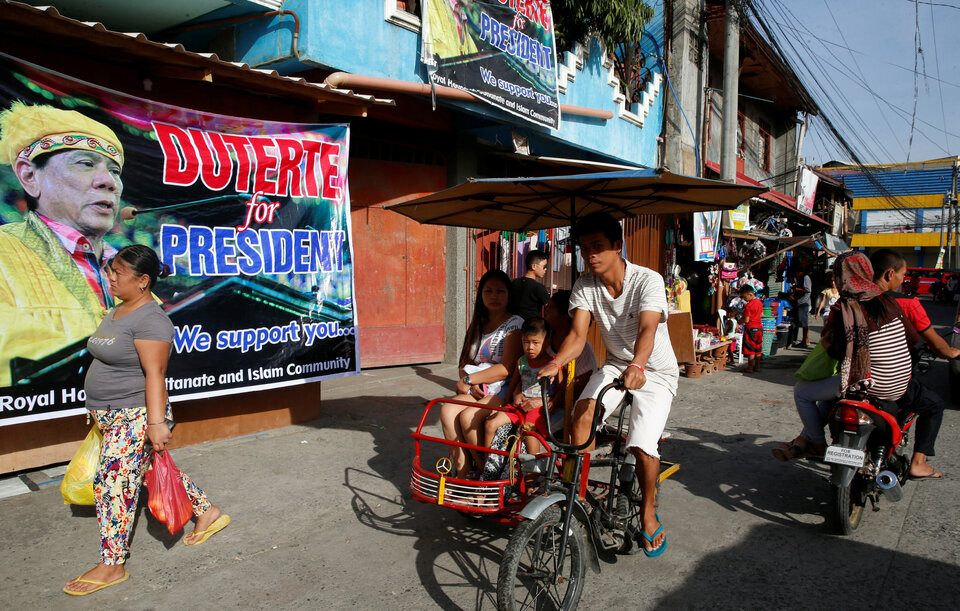 A campaign poster of presidential candidate Rodrigo "Digong" Duterte is hung on a building at a residential district during the national elections in Davao city in southern Philippines, May 9, 2016. (Reuters Photo/Erik De Castro)