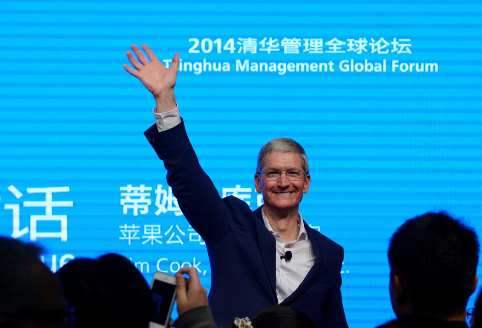 Apple CEO Tim Cook waves as he attends a talk in Beijing October 23, 2014. (Reuters Photo/China Daily)