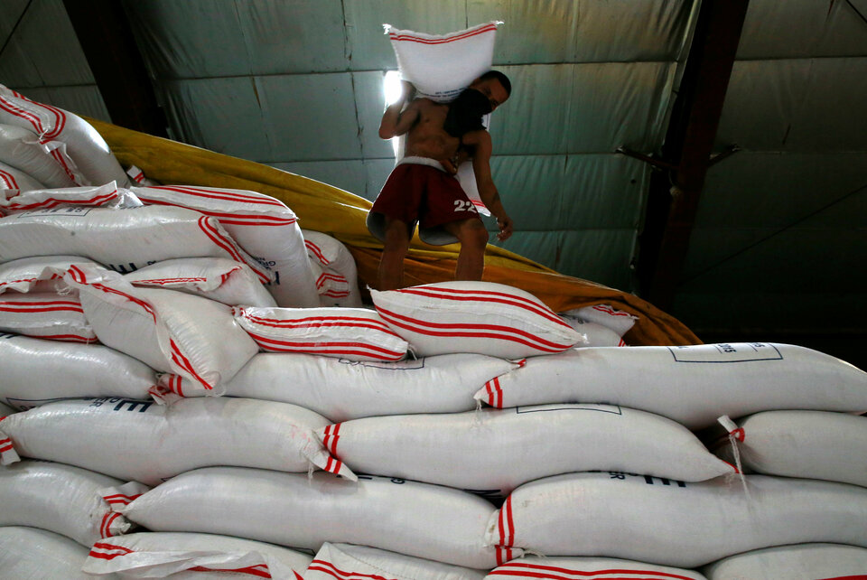 The Philippines' state grains buyer said on Monday (10/04) it needed to buy 490,800 tons of rice to boost its stockpiles, which have fallen below the required level ahead of the country's July-to-September lean harvest season. (Reuters Photo/Romeo Ranoco)