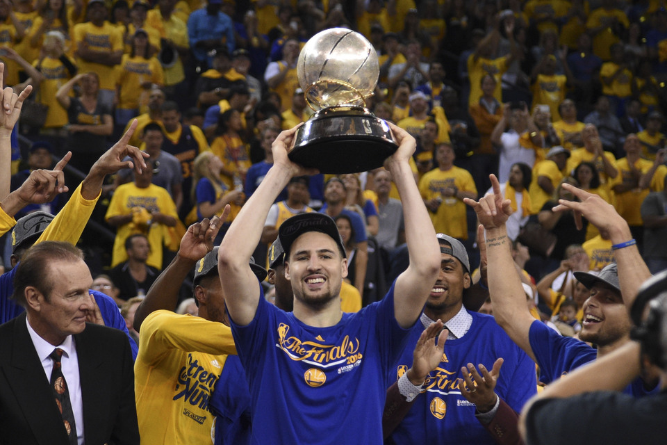 Golden State Warriors guard Klay Thompson (11) hoists the trophy after game seven of the Western conference finals of the NBA Playoffs against the Oklahoma City Thunder at Oracle Arena. The Warriors defeated the Thunder 96-88. (Reuters Photo/Kyle Terada)