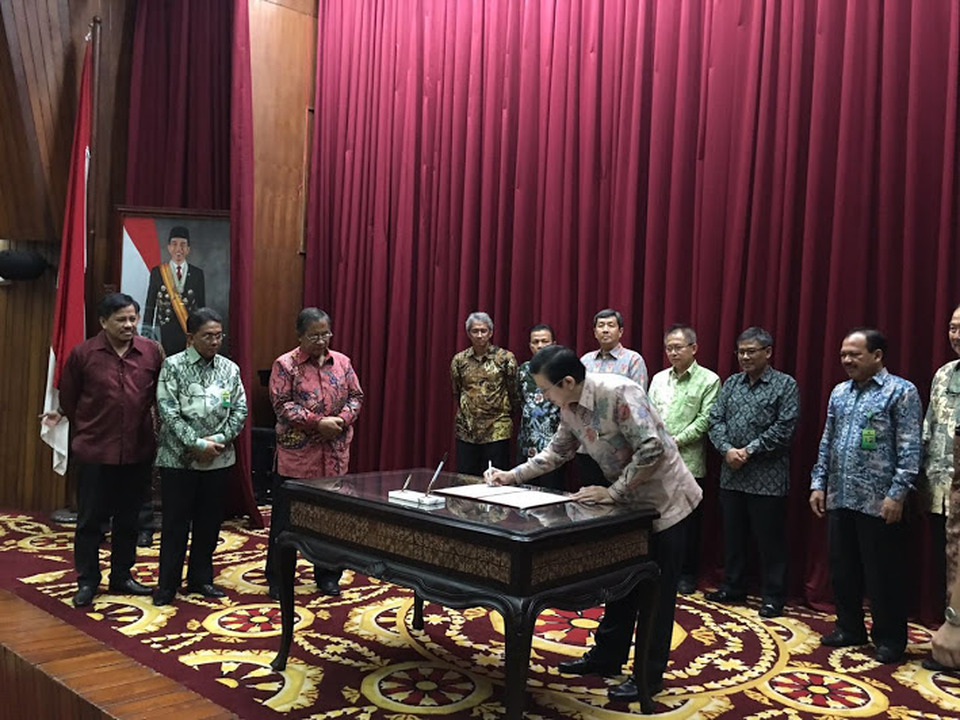 President Director of Riau Andalan Pulp & Paper Tony Wenas signed a memorandum of understanding for a pilot project for forest fire prevention procedures. RAPP is among a number of companies joining collaboration of private and government to anticipate possible forest fire .
(Photo courtesy of RAPP)