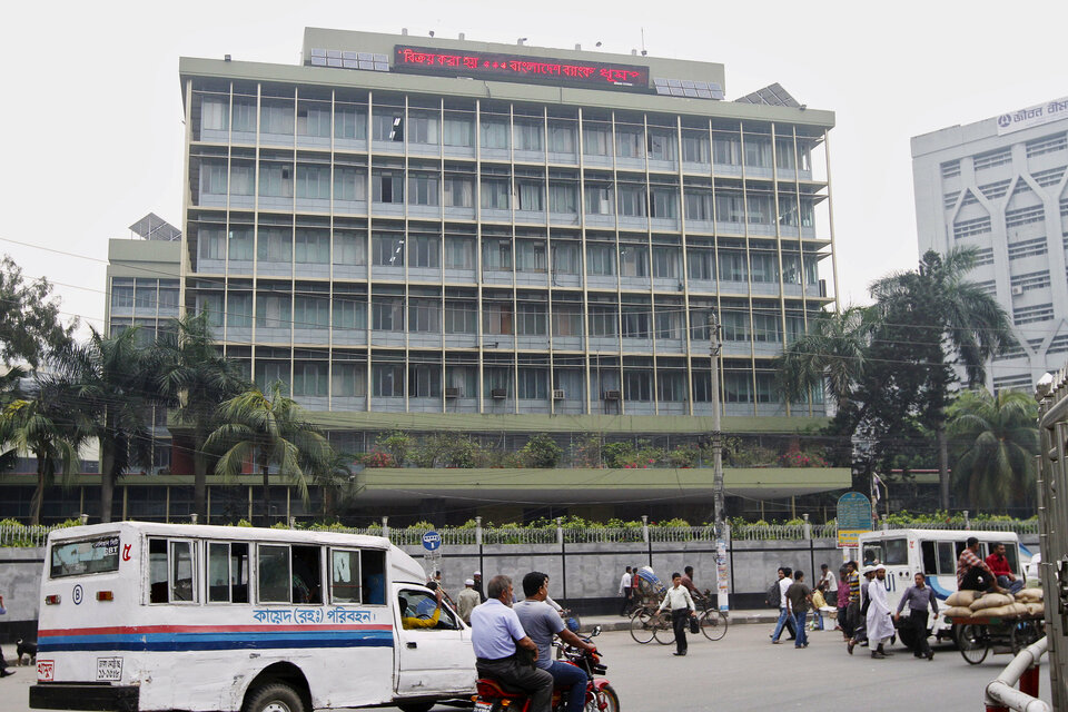 Commuters pass by the front of the Bangladesh central bank building in Dhaka.  (Reuters Photo/Ashikur Rahman)