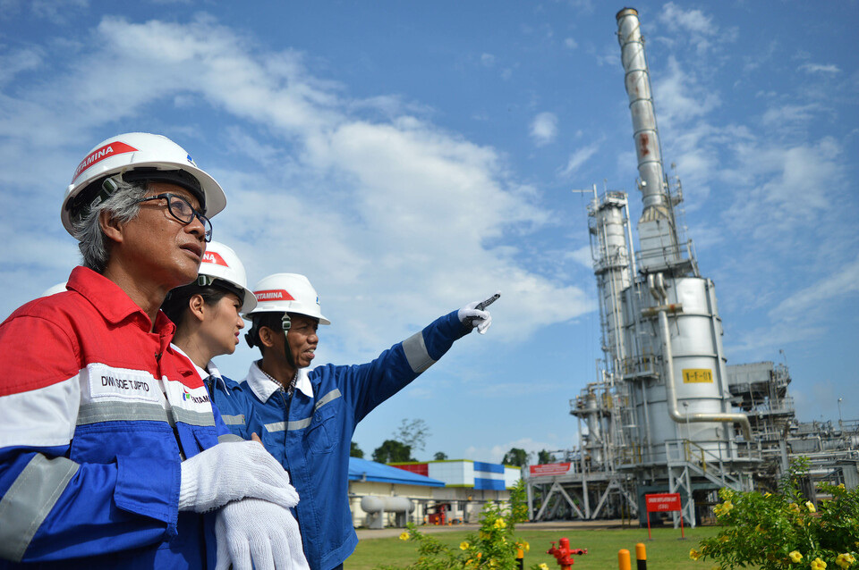  State-owned energy company Pertamina will acquire minority stakes in two oil exploration blocks belonging to Russian energy giant Rosneft, Pertamina president director Dwi Soetjipto, left, said earlier this week. (B1 Photo/Danung Arifin)