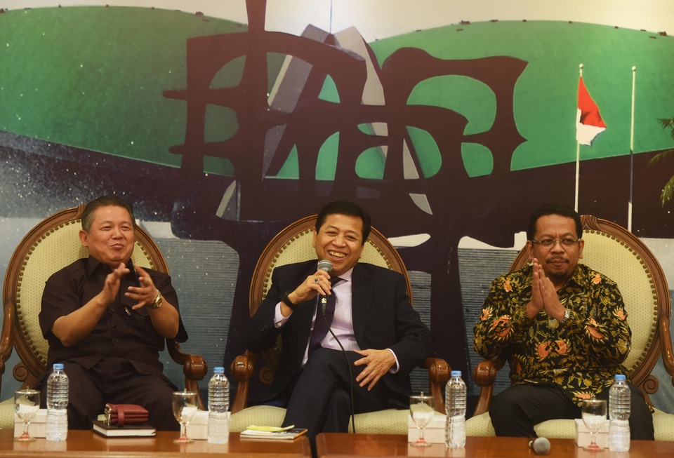 Newly elected Golkar Party chairman Setya Novanto, center, has confirmed his party's support for President Joko 'Jokowi' Widodo, should the incumbent decide to run for a second term in the 2019 presidential election. (Antara Photo/Akbar Nugroho Gumay)