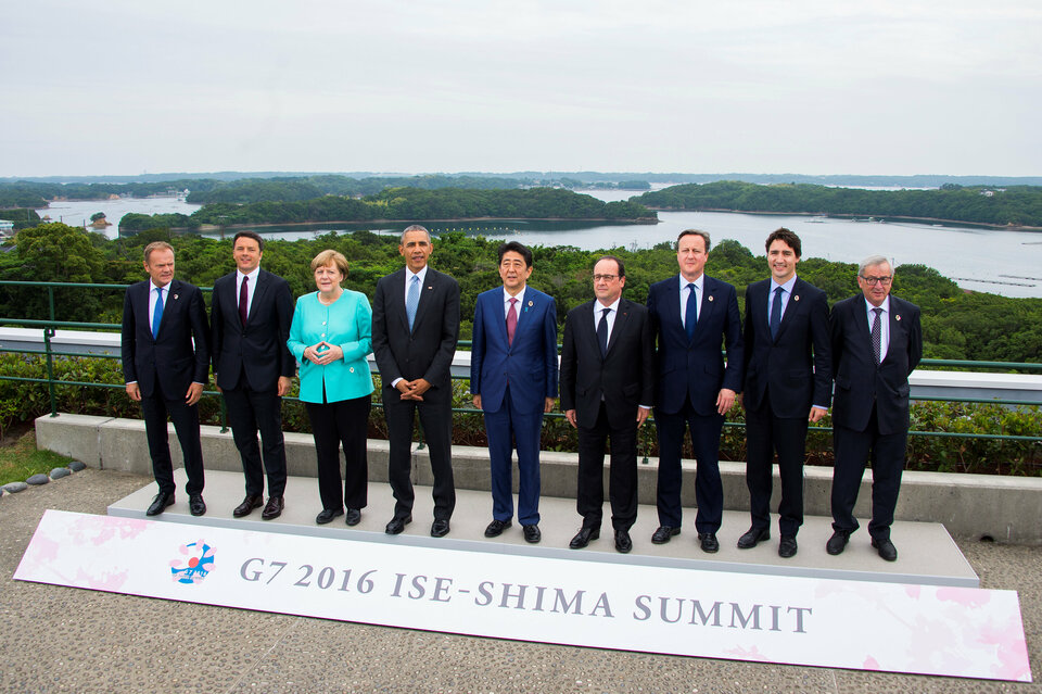 (From L) European Council President Donald Tusk, Italian Prime Minister Matteo Renzi, German Chancellor Angela Merkel, US President Barack Obama, Japanese Prime Minister Shinzo Abe, French President Francois Hollande, British Prime Minister David Cameron, Canadian Prime Minister Justin Trudeau and European Commission President Jean-Claude Juncker pose for the family photo during the first day of the Group of Seven (G7) summit meetings in Ise Shima, Japan, May 26, 2016. (Reuters Photo/Jim Watson)