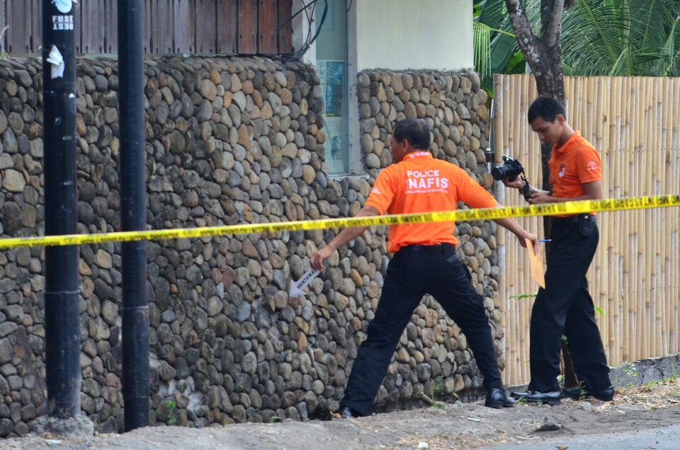 Police officers investigate the scene in Jalan Pantai Berawa, Canggu, Badung district, Bali, where French former mixed martial arts (MMA) fighter Amokrane Sabet was shot dead early on Monday (02/05). Sabet, who was of Algerian origin, allegedly stabbed to death a police officer who was attempting to arrest him for an assault case. (Antara Photo/Fikri Yusuf)
