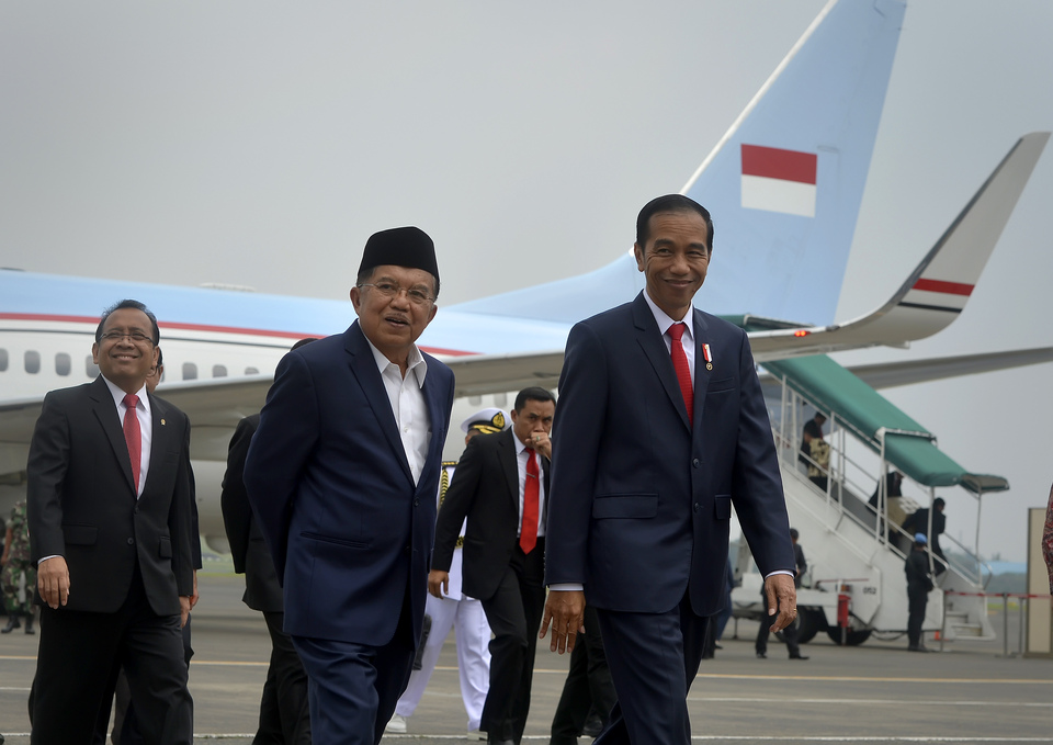 President Joko Widodo signs a regulation on child sexual offenders at the State Palace, Jakarta, on Wednesday (25/05). The photo shows President Joko Widodo accompanied by Vice President Jusuf Kalla as he returned from a state visit in Halim Perdanakusuma Airport, Jakarta, Saturday (21/5). (ANTARA FOTO/Yudhi Mahatma/foc/16)