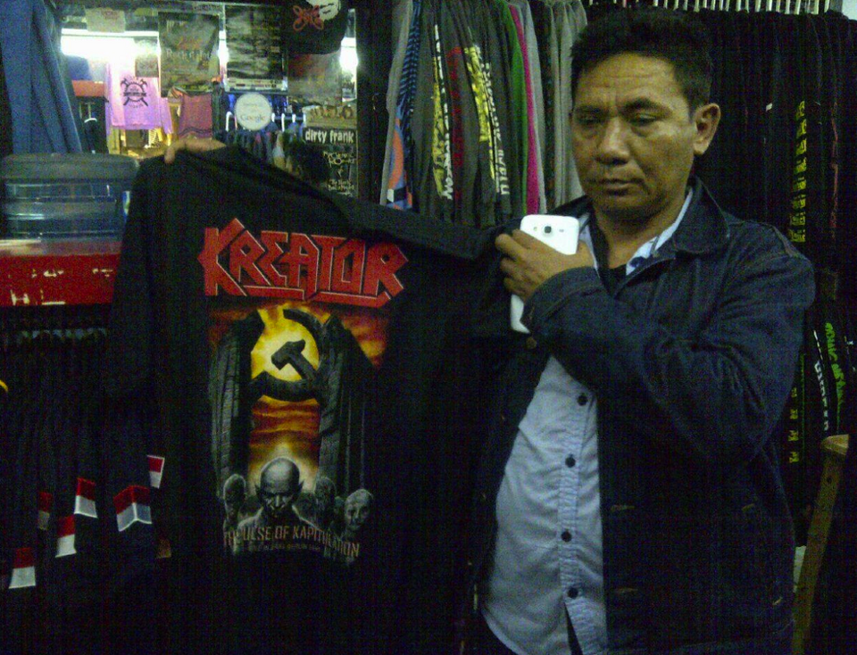 On Monday, the police arrested the owner and an employee of a store in Blok M, a major business and shopping quarter in South Jakarta for selling a t-shirt featuring the hammer-and-sickle symbol that resembles by the long-disbanded and prohibited Indonesian Communist Party, known as PKI.

The t-shirt is a memorabilia of metal band KREATOR. (Photo courtesy of Humas Polda Metro Jaya)
