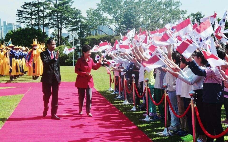 President Joko Widodo was welcomed at an official ceremony by South Korean President Park Geun-hye at the Cheong Wa Dae Presidential Palace in Seoul on Monday (16/05). (State Palace Press Photo/Intan)