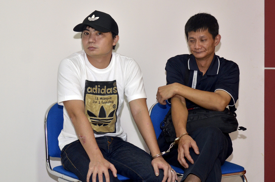 Taiwanese nationals Yu Tsai Chen (44) and Hsiao Tzu Hung (30) allegedly smuggled 70 kilos of crystal methamphetamine into Indonesia last week. The two were arrested at Bali's Ngurah Rai Airport on Saturday (28/05) as they were about to leave the country. (Antara Photo/Wira Suryantala)