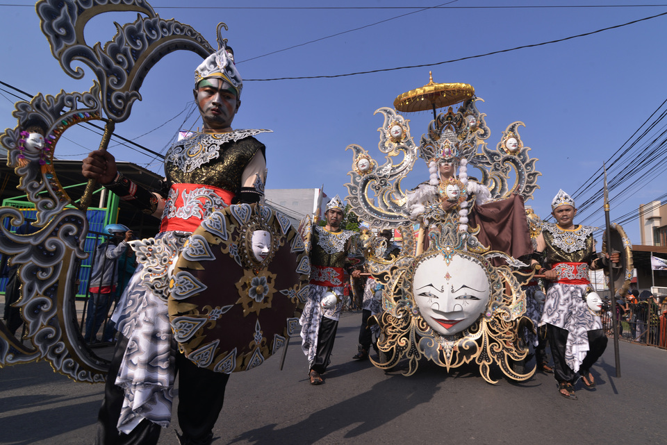 Locals participate in the Caruban Carnival in Cirebon, West Java, on Sunday (22/05). The mask theme promoted the tradition masks unique to the Cirebon area. (Antara Photo/Dedhez Anggara)